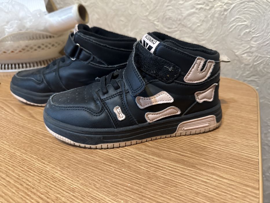 Віддам кросівки 34-35 розмір