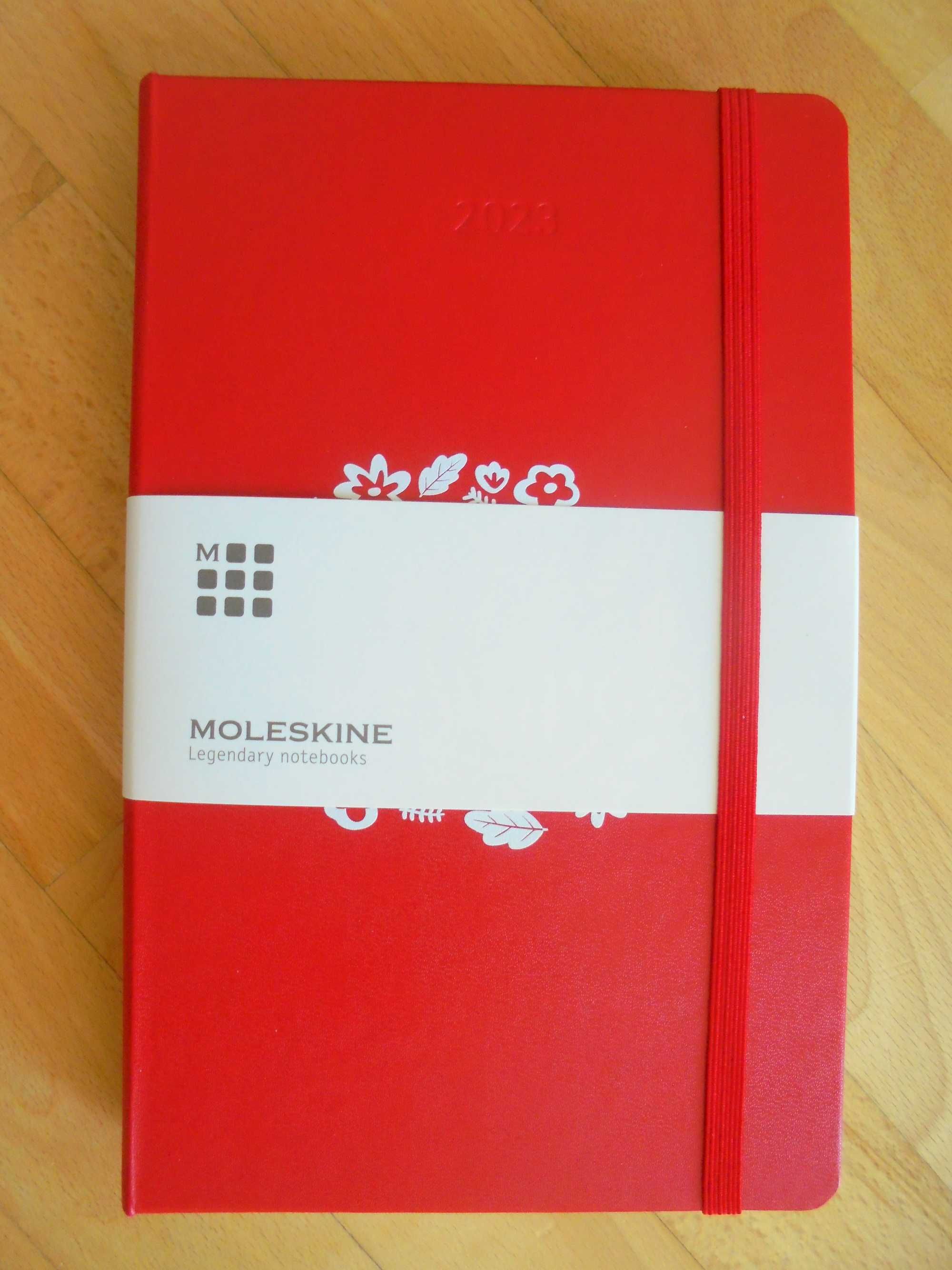 Kalendarz dzienny 2023 Moleskine - Scarlet Red (seria limitowana)