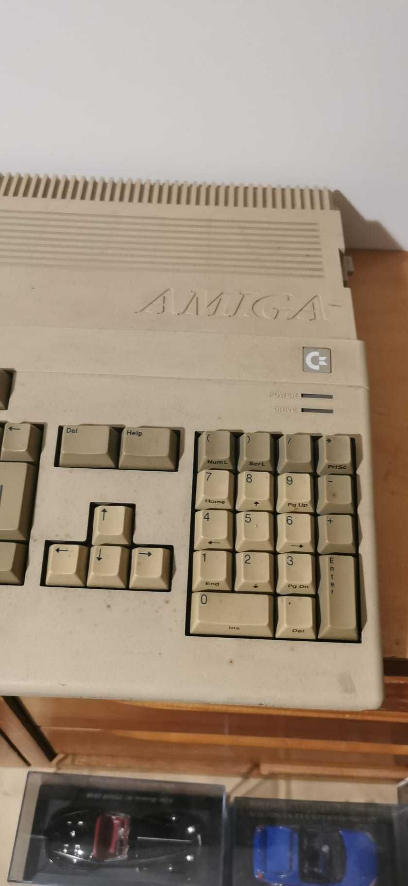 Commodore Amiga 500 com muitos acessórios vintage (Funcional)