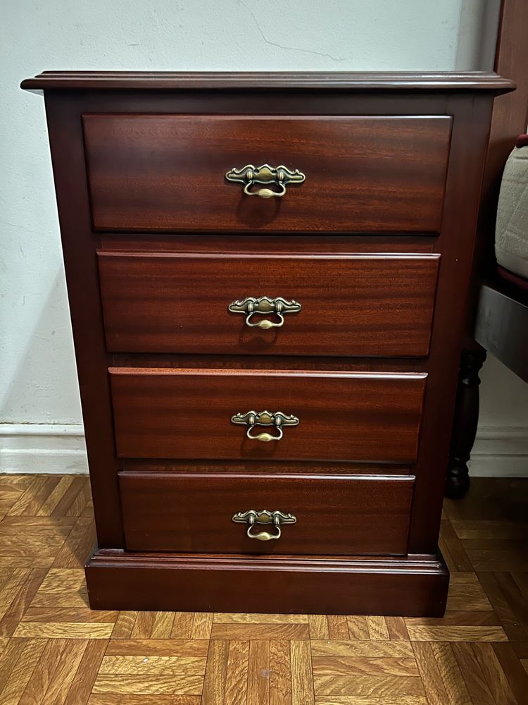 Conjunto cama e mesas de cabeceira