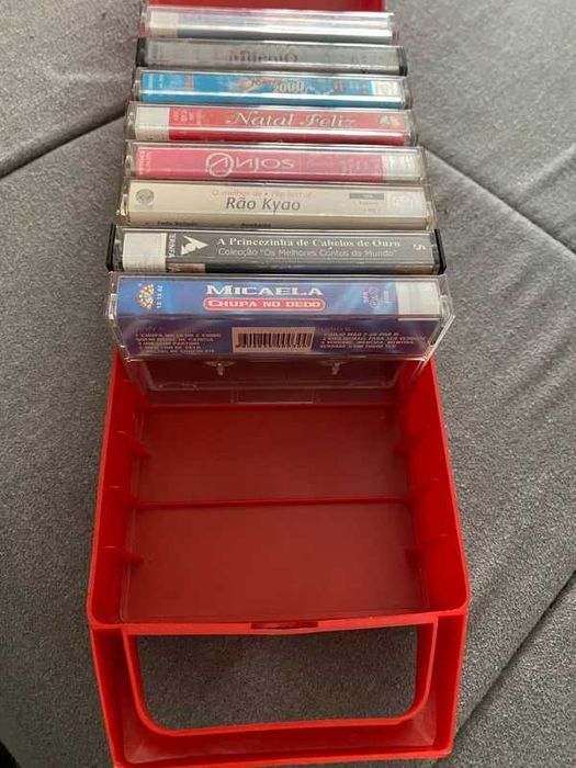 Lote 8 Cassetes + Estojo Vermelho Vintage – Música Portuguesa/Variada