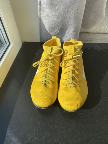 Żółte korki Nike