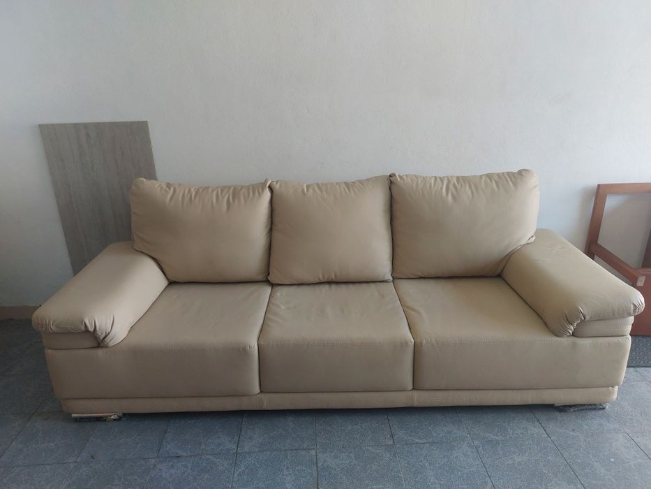 Sofá bege semi-novo em pele sintética