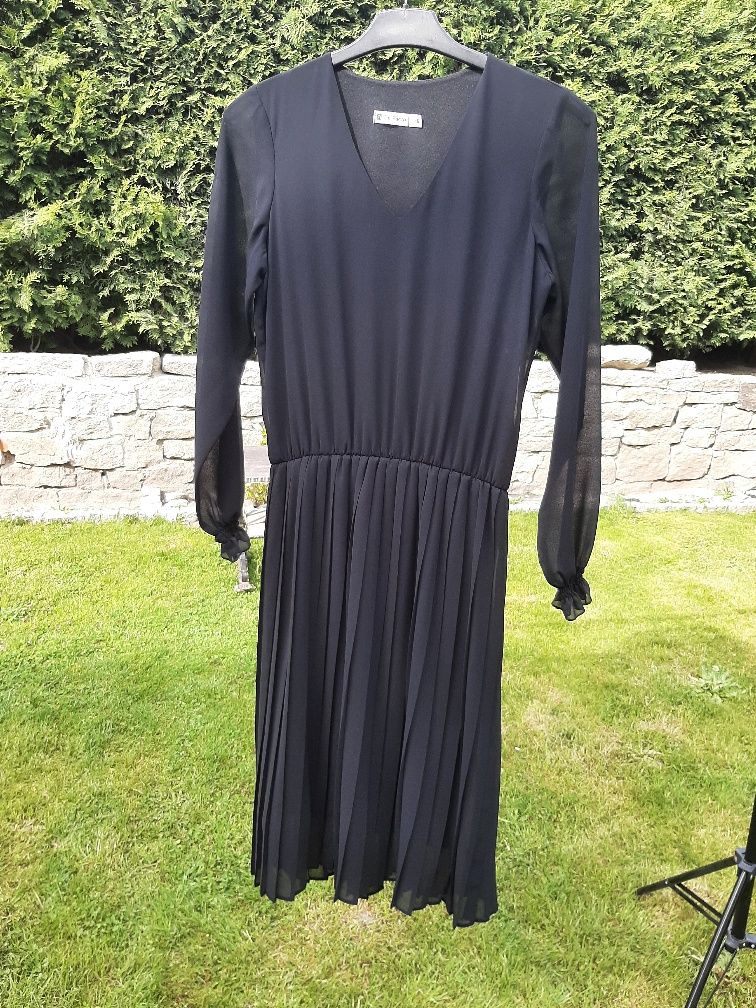 Klasyczna sukienka mała czarna z gumką w pasie, plisowany dół
