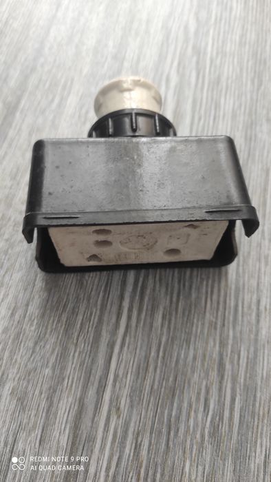 Колодка с пробкой-предохранителем.