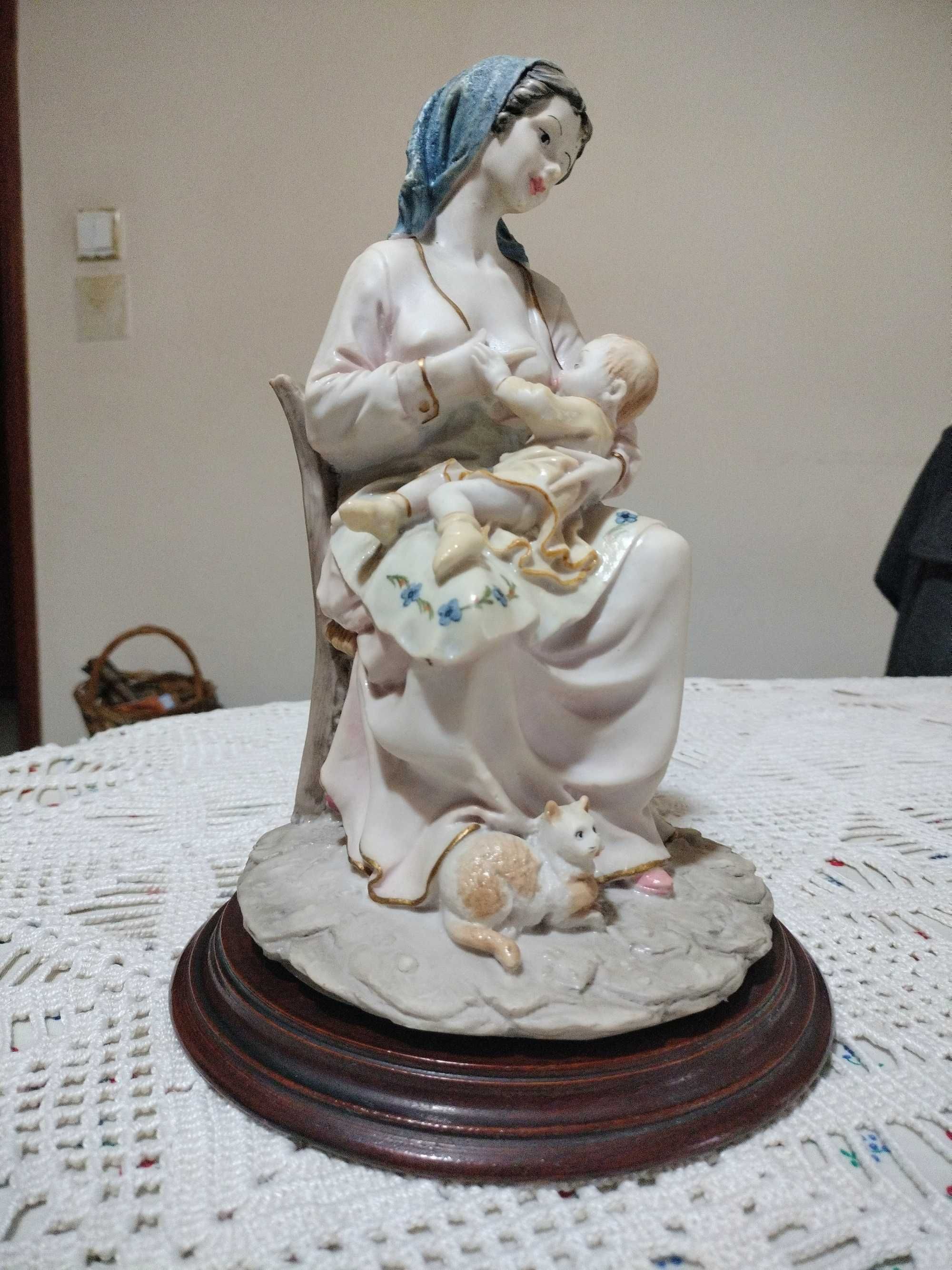 Estatueta Mulher amamentando 10 €uros