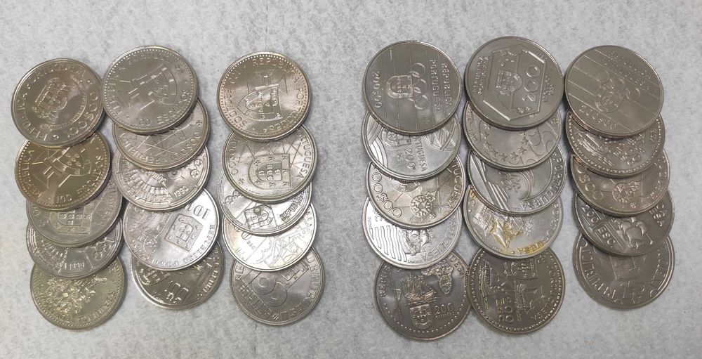 Conjunto de 30 moedas 15x 100$ + 14x 200$ +1x 250$  comemorativas