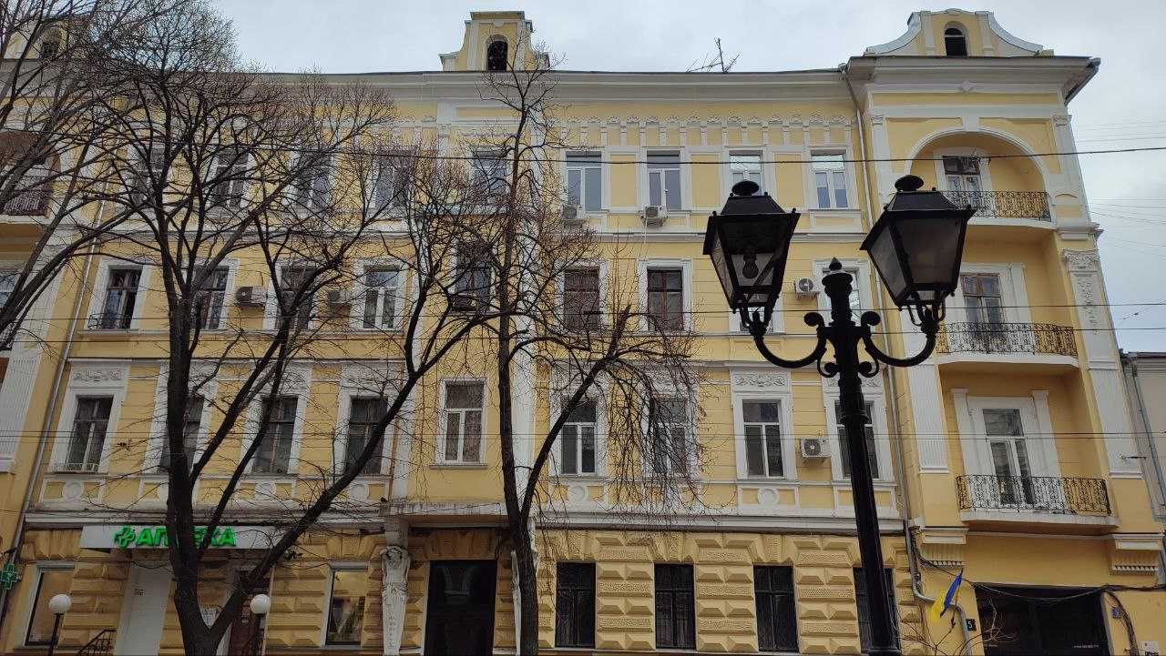 Продаються дві кімнати в  комуні в історичному центрі по вул.Садова