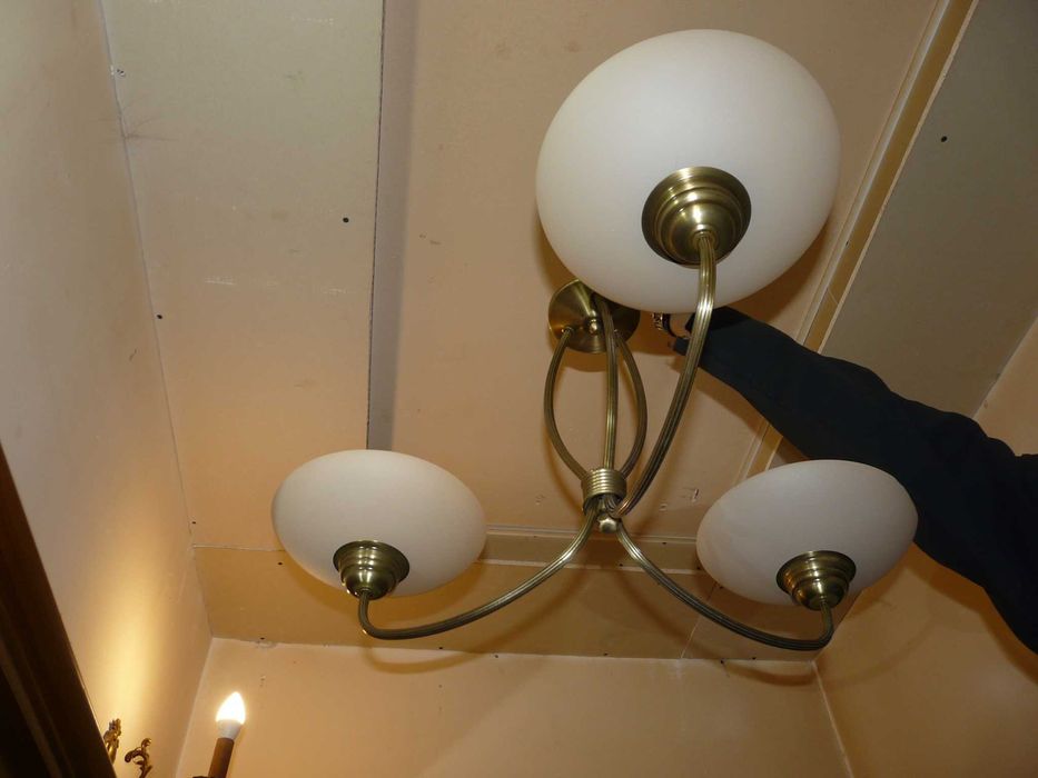 Lampa salonowa gabinetowa do sypialni mosiężna 3 klosze tzw. berety
