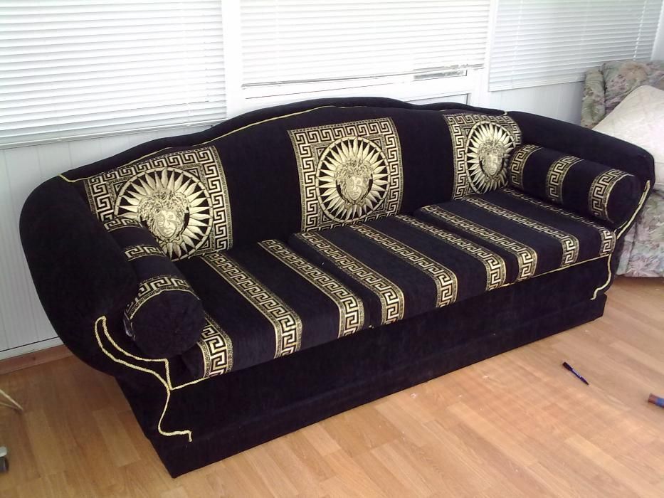 Перетяжка мягкой мебели на дому у заказчика в течении дня