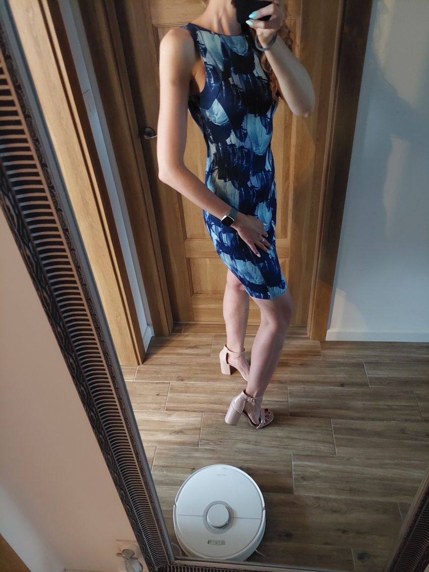 Niebieska wzorzysta dopasowana sukienka