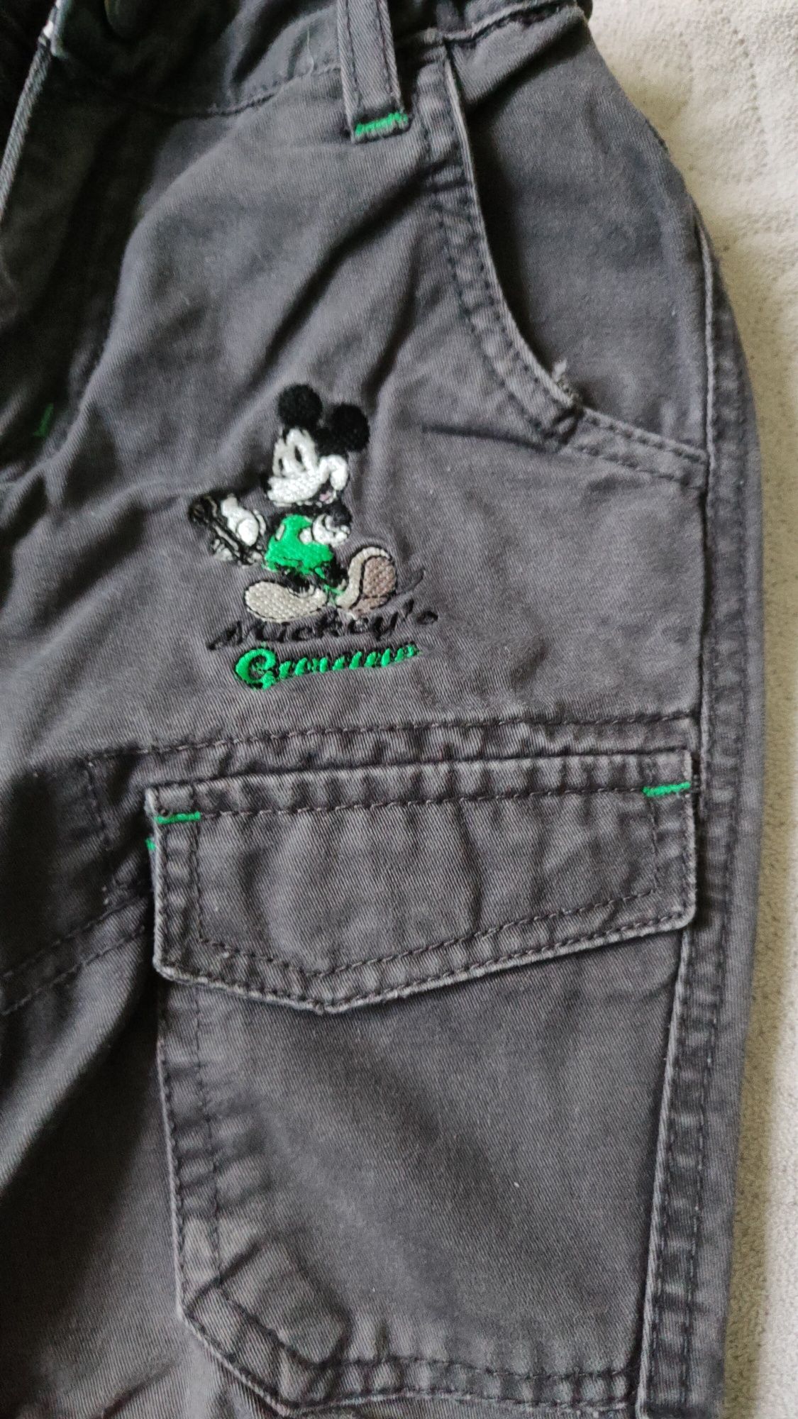 Spodnie chłopięce jeansowe Myszka Mickey firmy C&A r.104