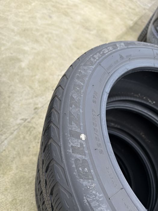 225/55/17 Bridgestone Blizzak LM-32