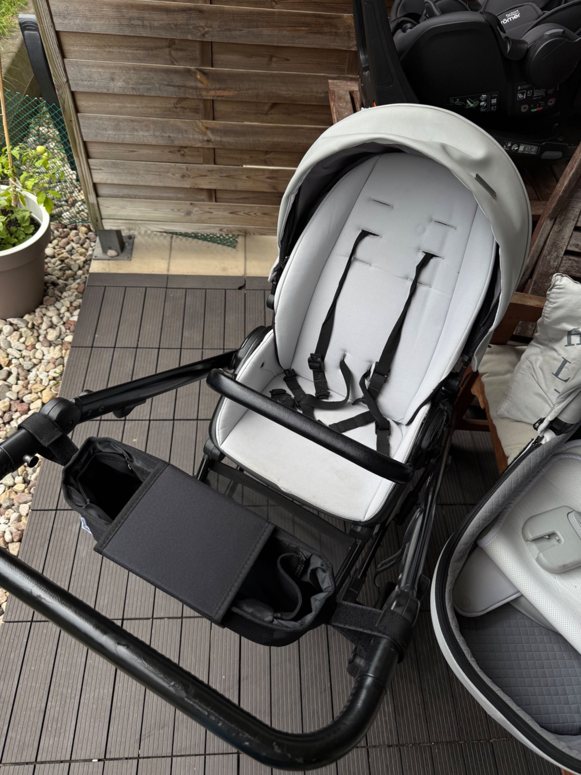 fotelik Britax-Romer Baby-Safe Pro razem z obrotowa baza Vario Base 5Z