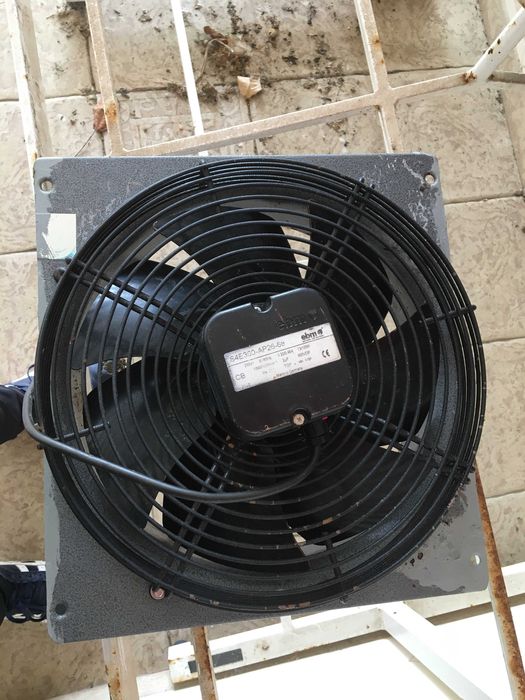 Exaustor de parede em excelente estado.