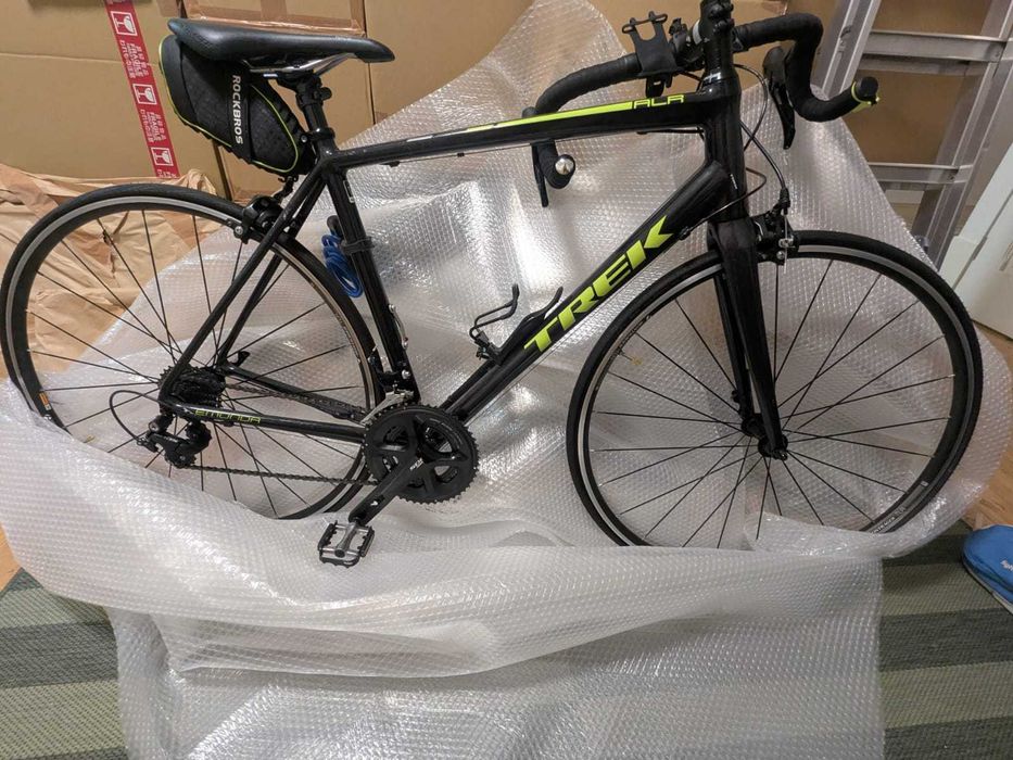 Bicicleta de estrada Trek Émonda ALR Shimano 105 com acessórios