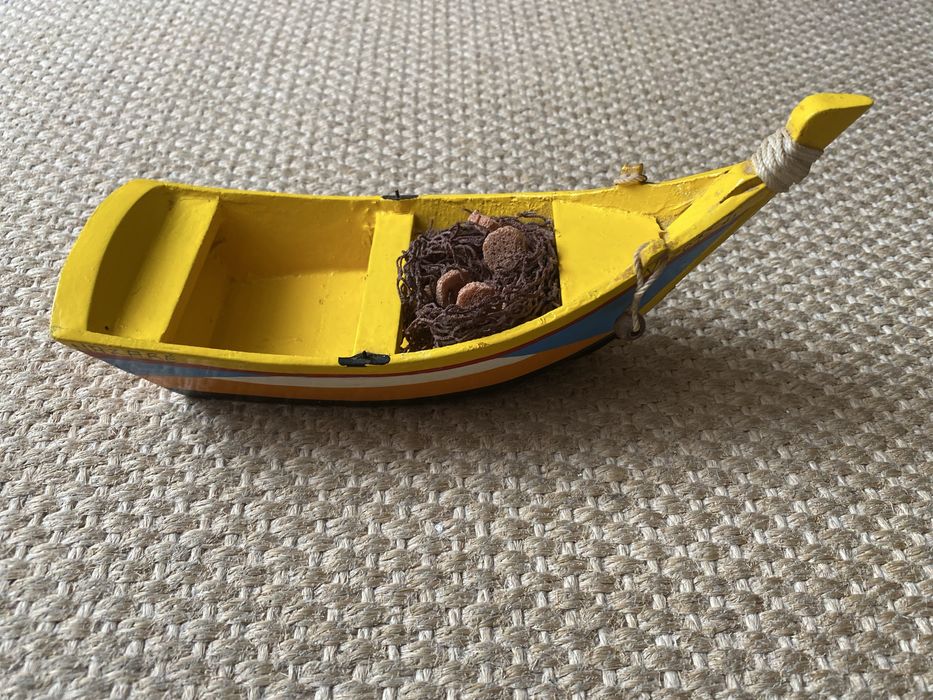 Miniatura em madeira,de barco típico da Nazaré