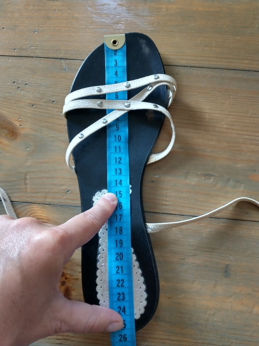 Skórzane zapinane sandałki Prima Moda z delikatnymi napami rozm. 40