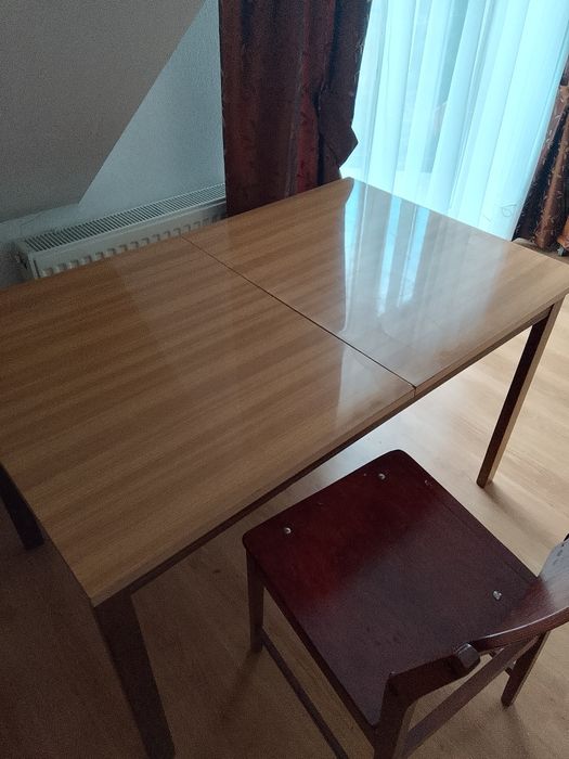 Stół rozkladany lakierowany