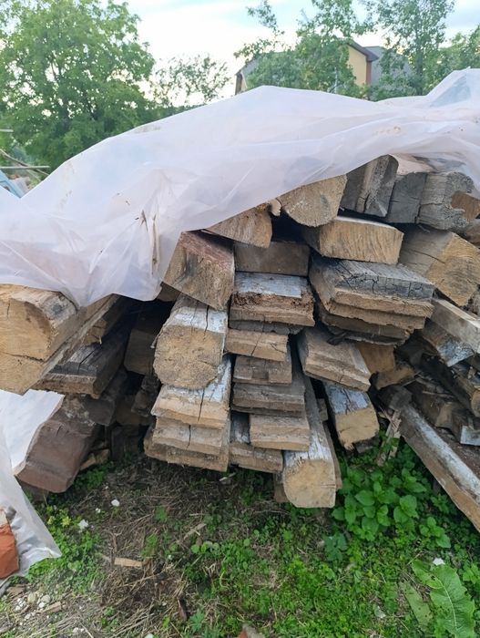 Бруси, дошки та дахівка після демонтажу будинку