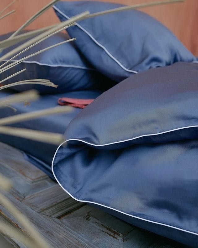 Модна постільна білизна з однотонного сатину з кантом