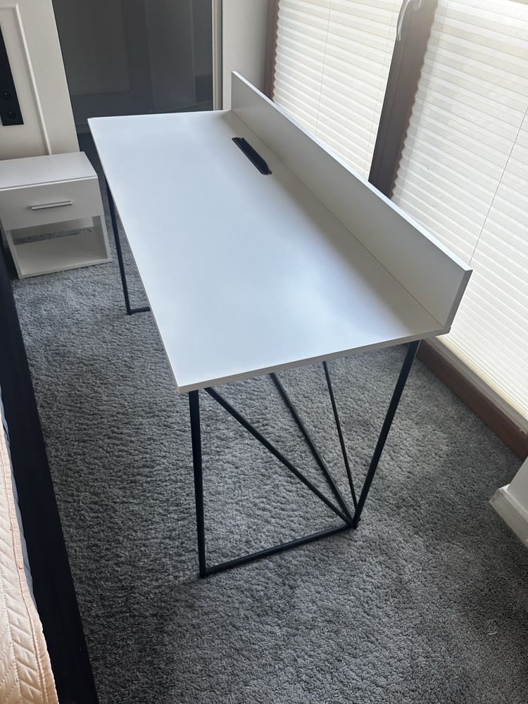 Eleganckie Biurko 120x45 z bialym matowym blatem
