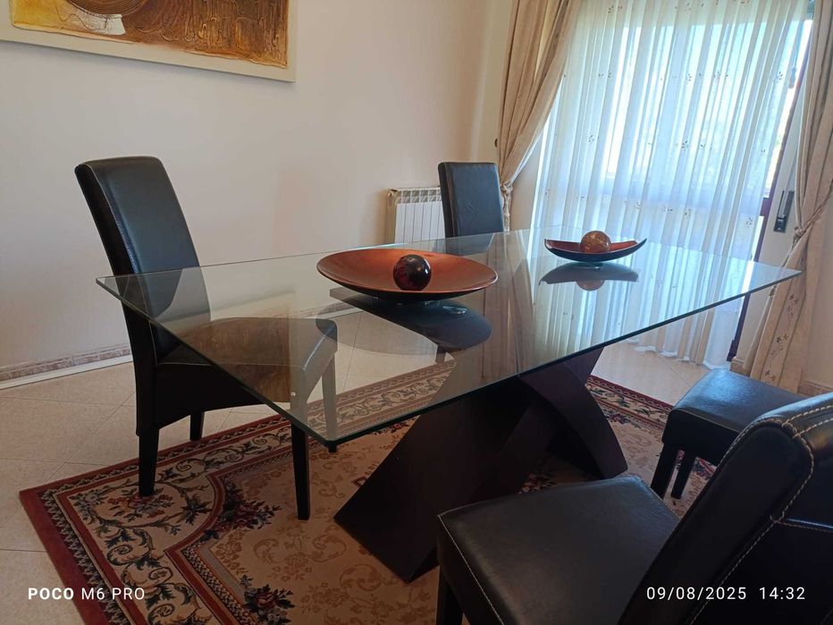 Mesa de sala com tampo em vidro temperado e 4 cadeiras em napa.