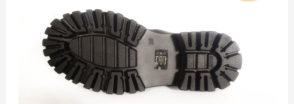 Чорні фірмові челсі.