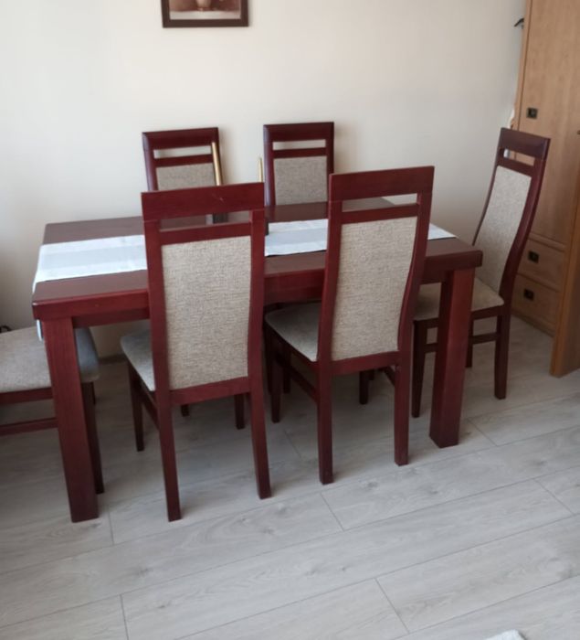 Drewniany stół i krzesła