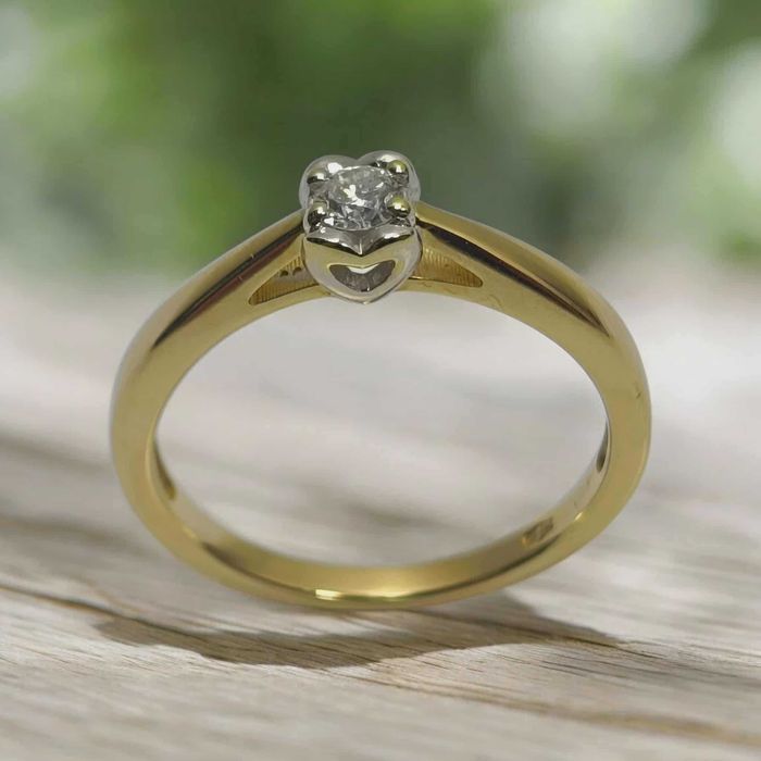Złoty pierścionek 585 brylant  0,10 CT certyfikat , serce waga  2,27 g