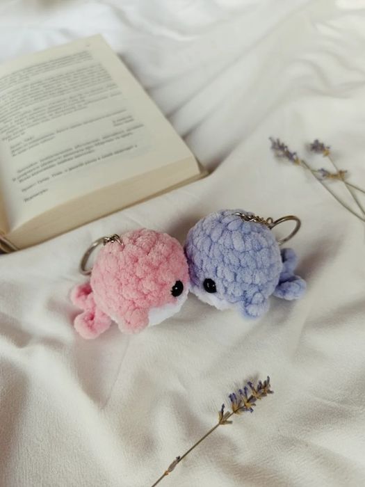 В'язані брелки кити