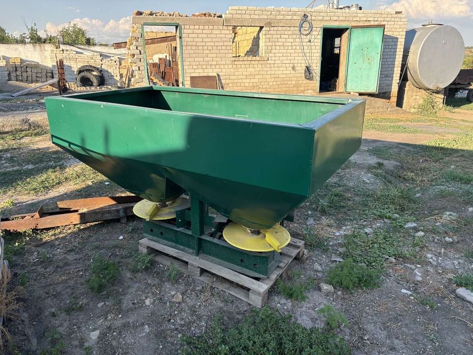 Продам розбрысыватели удобрений блок д 240 и противовесы передние