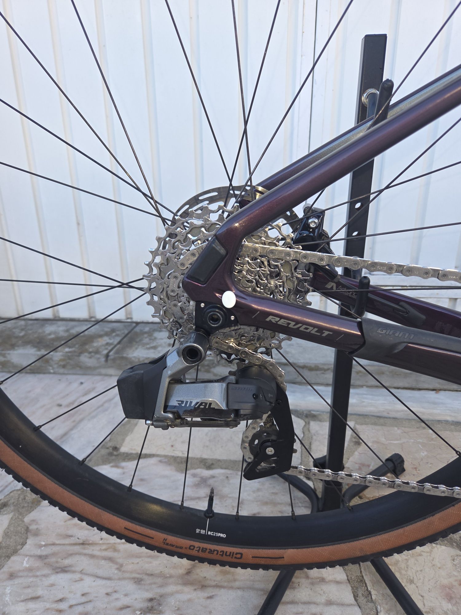 Bicicleta Giant Revolt Tamanho S em carbono com transmissão eletrónica
