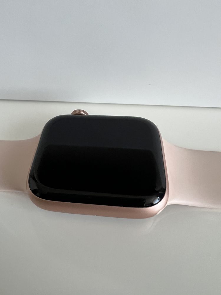 Apple Watch Series 4 GPS 44mm Gold Aluminum Pink Sand Sport Band