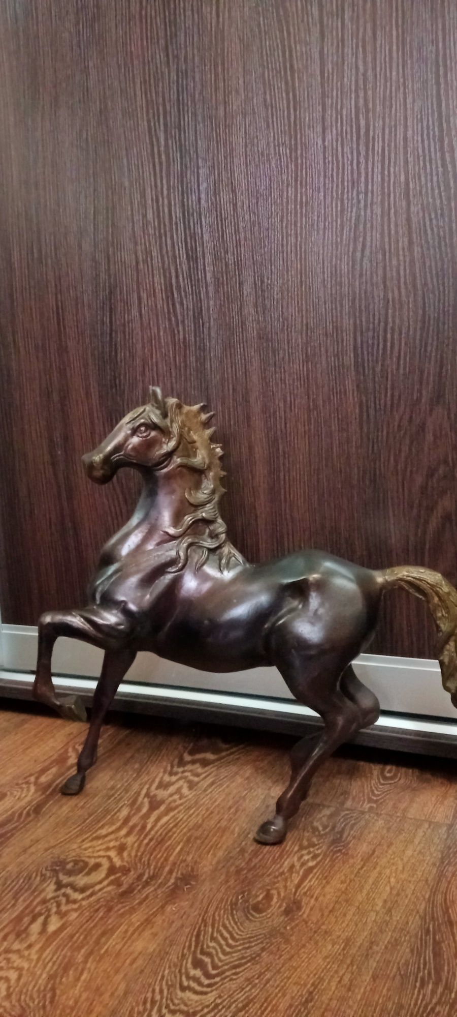 Бронзовая скульптура лошадь