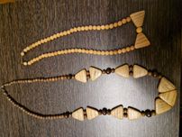 Korale z naturalnego drewna.