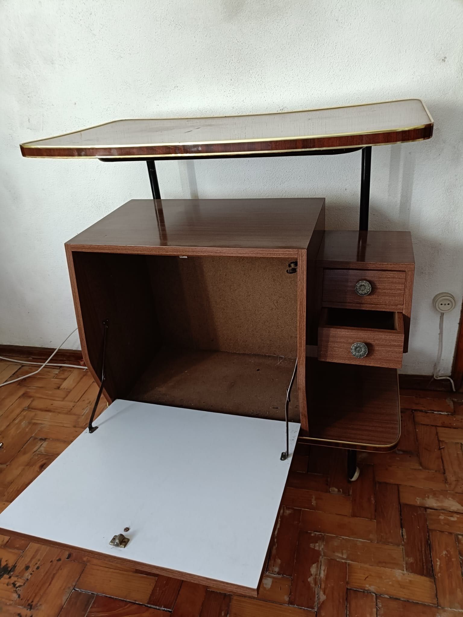 Mesa televisão com gavetas