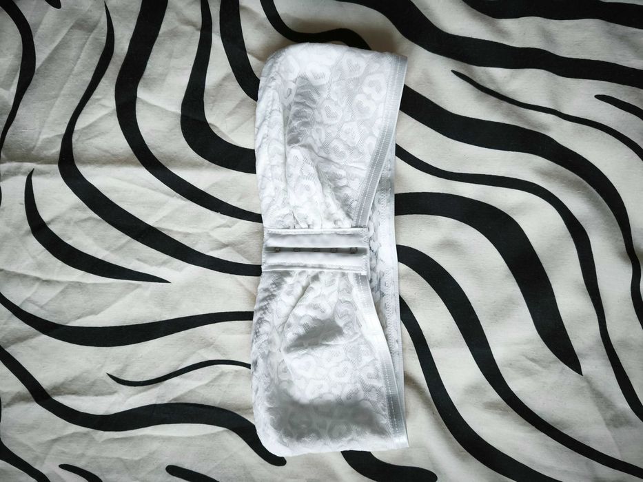 Biustonosz nie usztywniany zapinany z  przodu S nowy