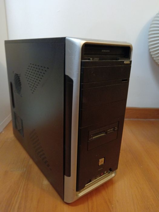 PC de secretária com monitor antigo