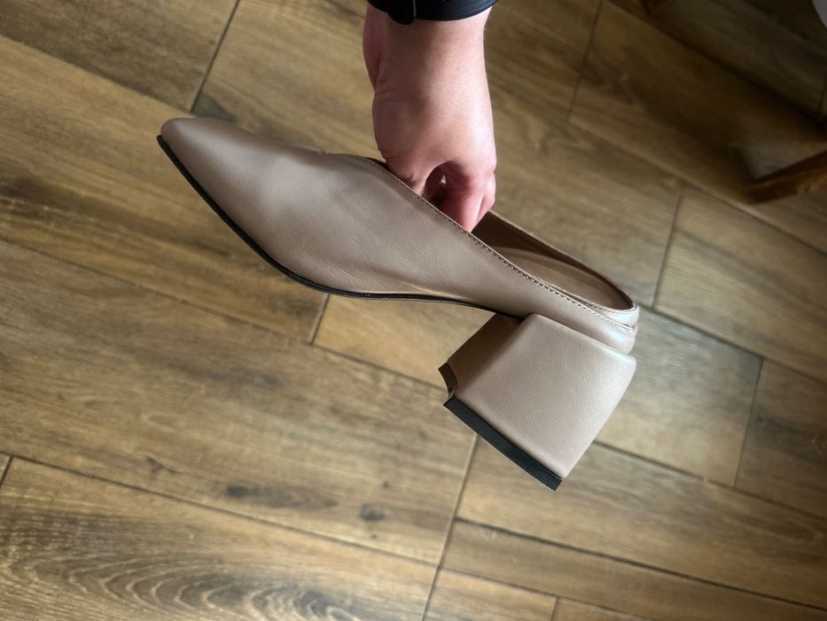 Шкіряні шльопанці на каблуку 37 розміру