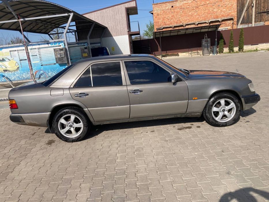 Продається Mercedes-Benz E 124 1992 р. 2.0 бензин на зимовій резині