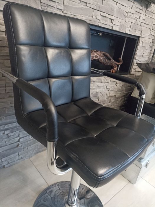 Krzesło czarne obrotowe pikowane ekoskóra