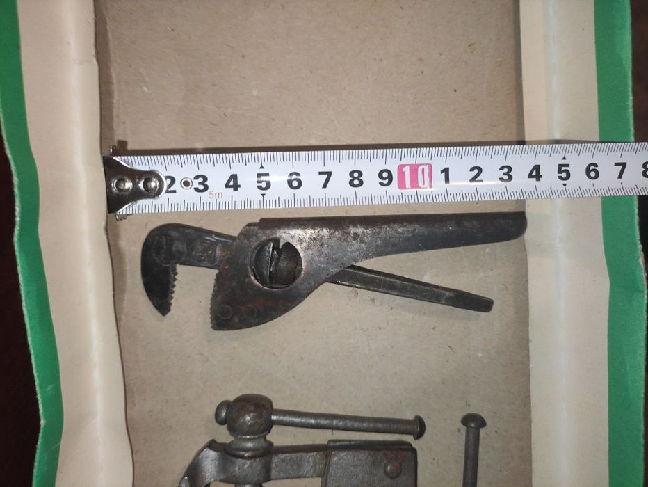 Тиски старинные малогабаритные и ретро разводной ключ