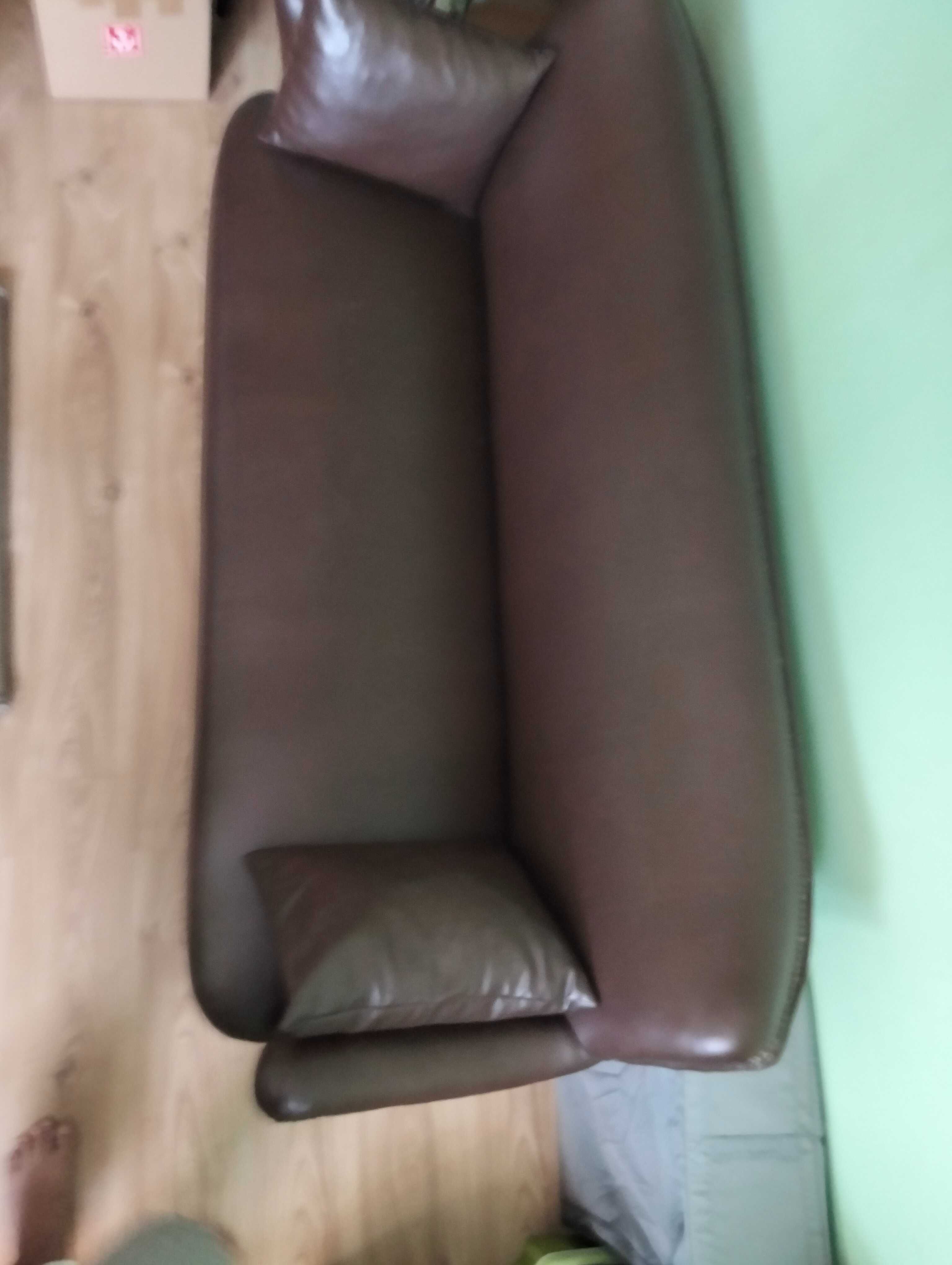 Sofa dwuosobowa z eko skóry.