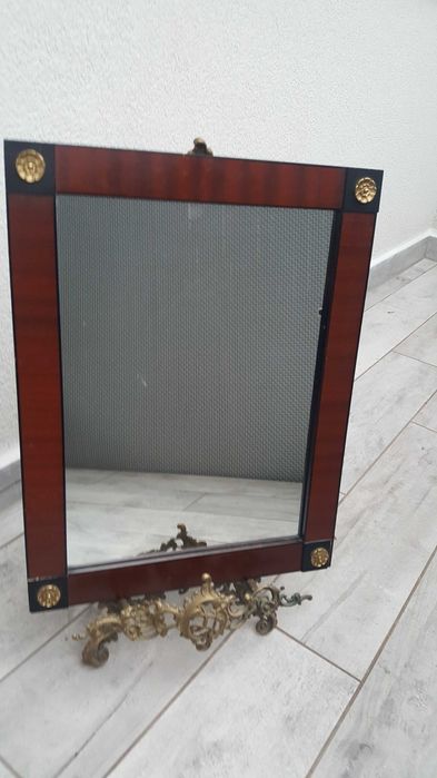 Lustro w drewnianej ramie