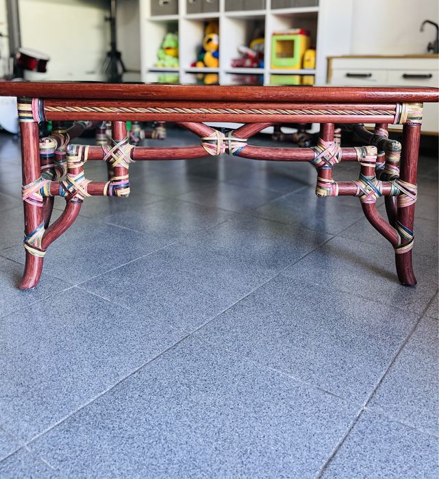 Mesa de madeira maciça com tampo de vidro