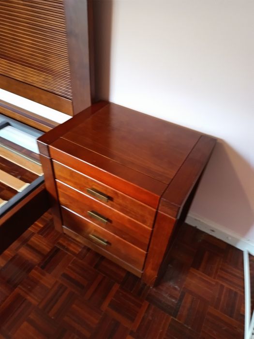Cama + mesinhas de cabeceira + comoda com espelho