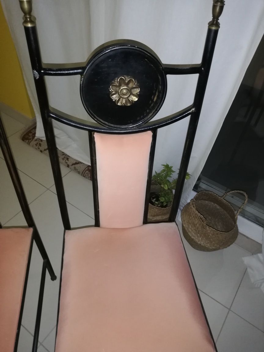 Cadeiras com base em ferro e forro em tecido