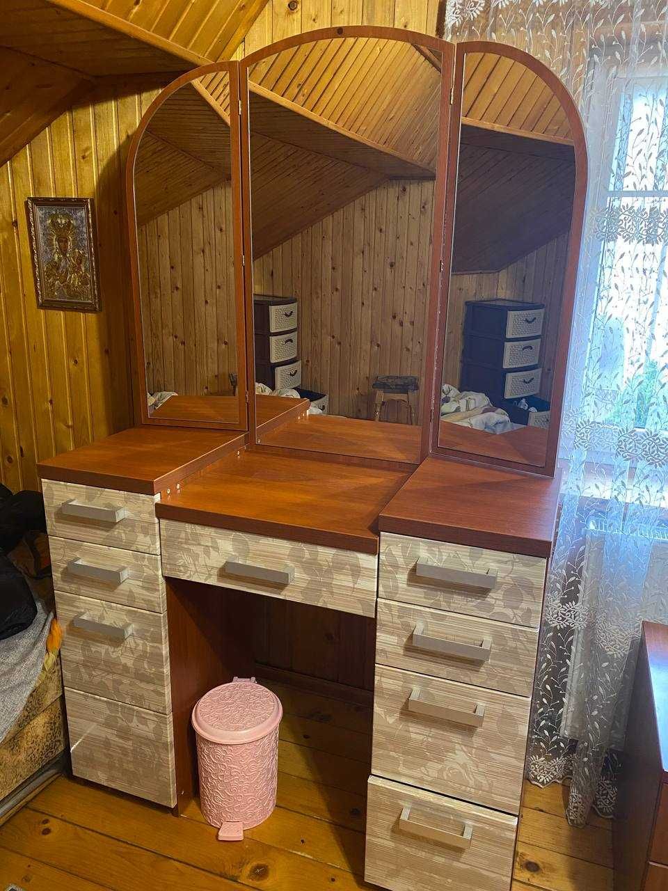 Туалетний столик з дзеркалом