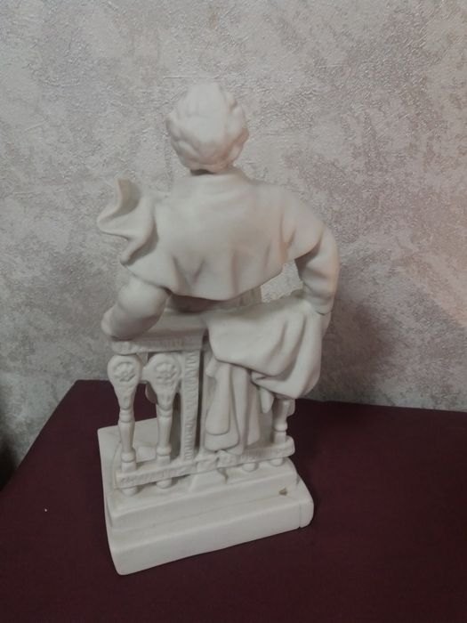 Продам статуэтку из фарфора.